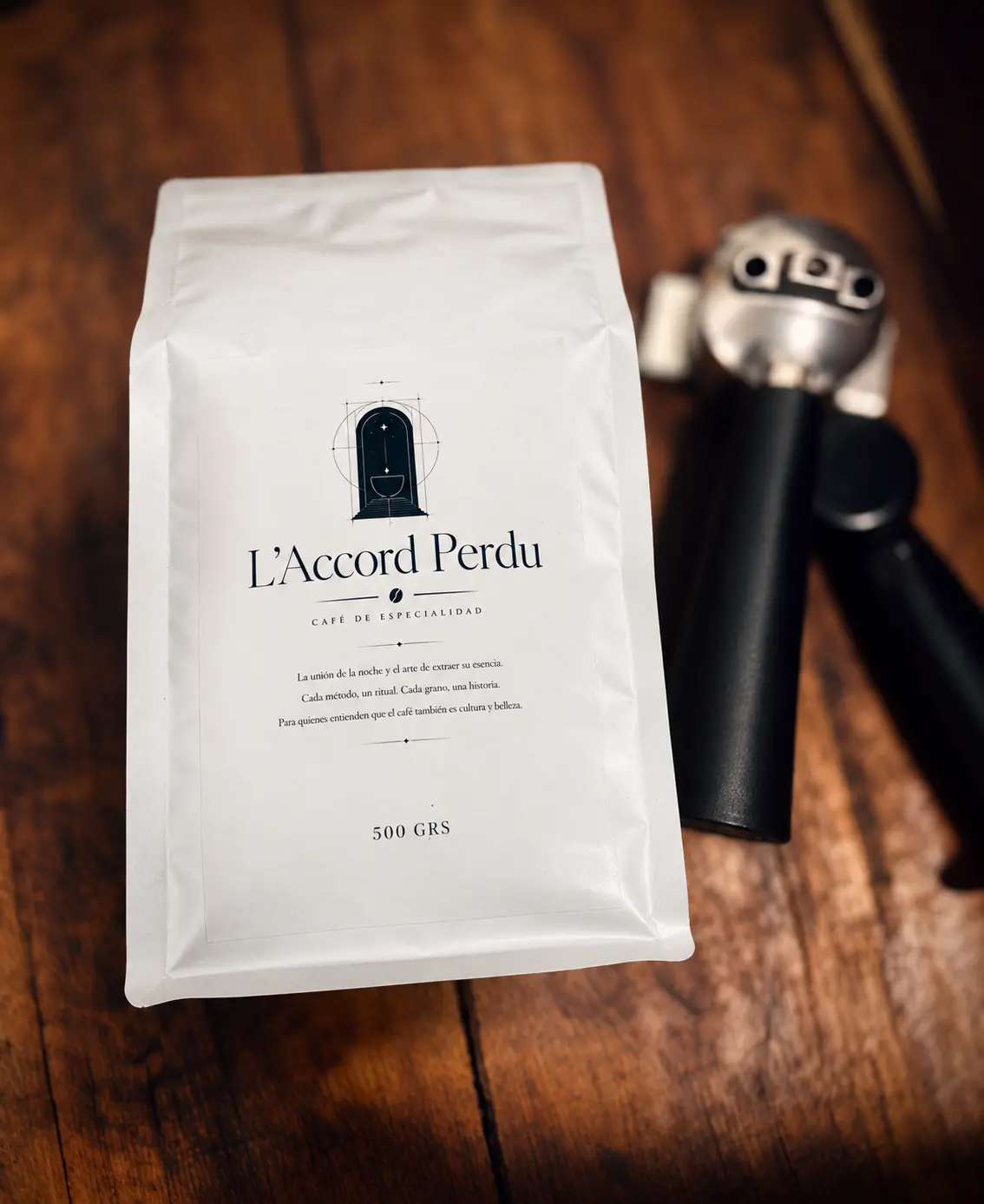 Bolsa de café L’Accord Perdu de 500 gramos junto a un portafiltro